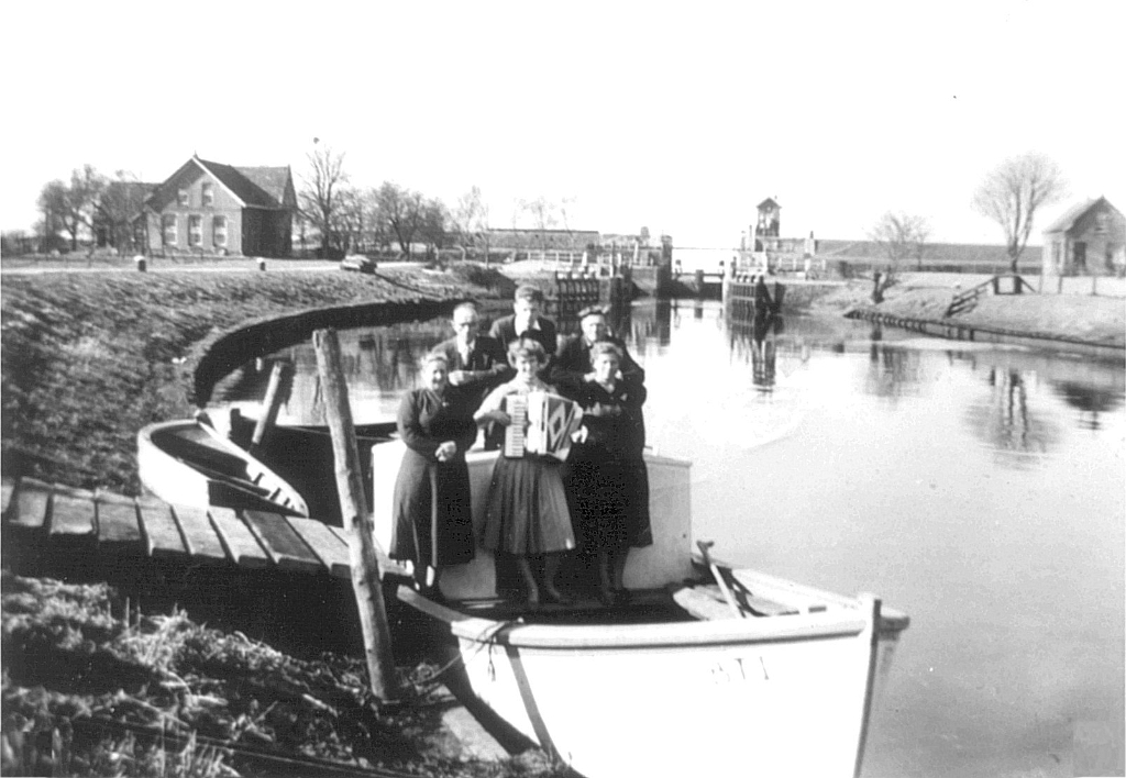 Foto: Nieuwe Statenzijl circa 1965. Foto ingezonden door: †Jur Bakker. De Westerwoldse A (linker kant, loopt naar de schutsluis).